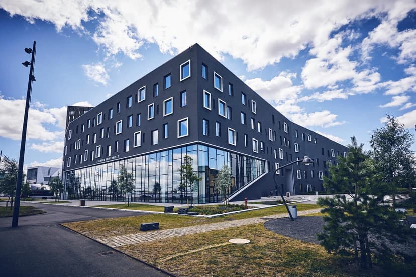 Aalborg Universitets Create-bygning ved havnefronten med indgang fra Rendsburggade