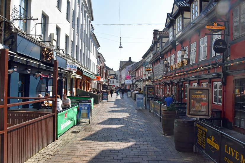 Jomfru Ane Gade i Aalborg med restauranter og udeservering